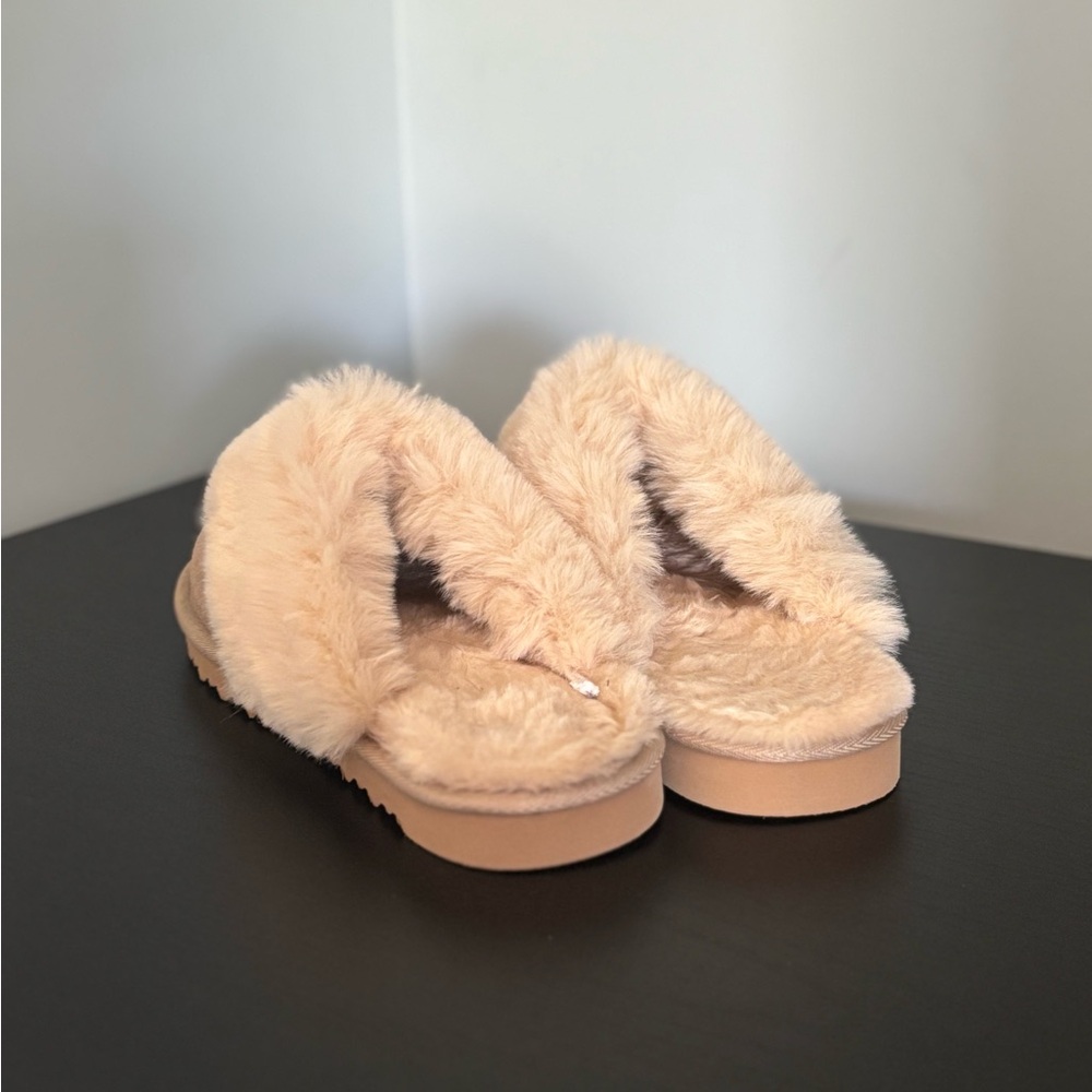 Cozy Tan Shearling Women's Slippers - Picture 6 of 8
